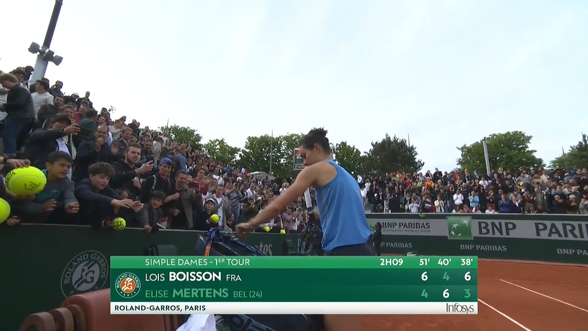 Le moment où Loïs Boisson, 361e mondiale, décroche la plus grande victoire de sa carrière pour son tout premier tournoi du Grand Chelem. 🌋🇫🇷 337 places au classement séparaient la Française de la Belge Élise Mertens, 24e mondiale. 💥