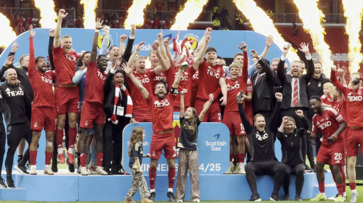 3:47 in on this video. Absolute bedlam in the Aberdeen end. The stuff dreams are made of there.