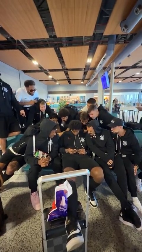 HERMOSO MOMENTO: el plantel de Corinthians siguió la presentación de lista de Ancelotti, antes de embarcar a Buenos Aires, y así festejaron la convocatoria del arquero Hugo Souza. 📹 Corinthians