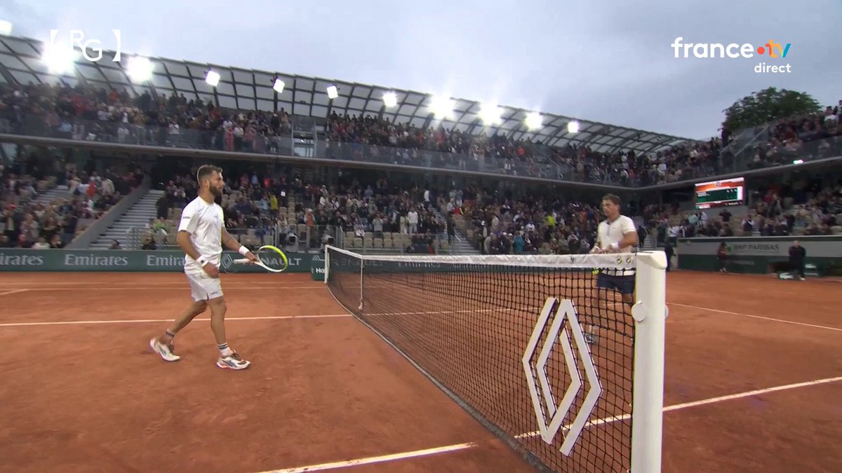 Coco Moutet 🇫🇷 SOLIDE, comme souvent à Paris ! Belle victoire face à Tabur, en 3 sets ! Dommage Clem, super tournoi Il jouera Novak Djokovic 🇷🇸, jeudi, match FRISSON ? Ça serait fou qu'il l'embête un peu, mettez le sur le Lenglen s'il vous plaît ?