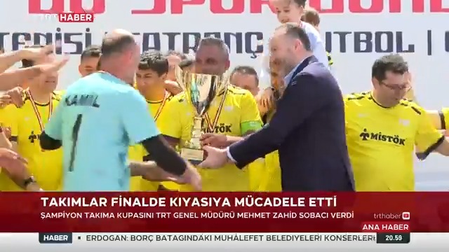 'TRT’de Spor Günleri', futbol finaliyle sona erdi. Satranç, masa tenisi ve e-sporun da yer aldığı etkinliğin son karşılaşması, TRT’nin sevilen yapımlarının isimlerini taşıyan futbol takımları arasında oldu. Kazanan takıma kupasını TRT Genel Müdürü Mehmet Zahid Sobacı verdi.