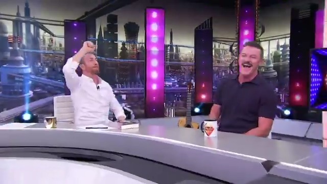 💥 Luke Evans canta “Esa diva” con Pablo Motos a la guitarra y nos dan la EXCLUSIVA de que el miércoles que viene estará Melody Oficial en El Hormiguero #LukeEvansEH