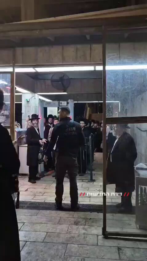 בכותל המערבי: מאבטח ערבי תקף איש מבוגר ומתפללים נוספים שהיו במקום.