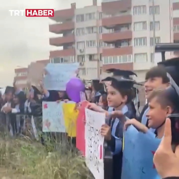 Bursa'da ilkokul öğrencileri, kanser tedavisi gören öğretmenlerine sürpriz yaptı.