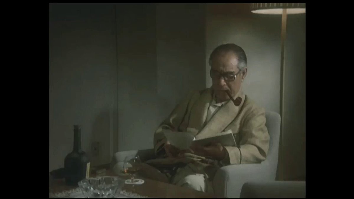 華麗なる一族 (1974) 出演：佐分利信 佐分利さん。65歳での出演。 銀行の頭取役。恰幅があります。 昭和の実業家や政治家はこういう体型が多かったですね。 妾との寝室のシーン。妻と妾との三人との同衾のシーン。当時では衝撃のシーンです。