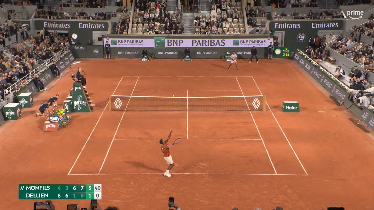 LE SHOWMAN ULTIME 🇫🇷 Le moment où Gaël Monfils termine son comeback en cinq sets après minuit sur le Court Philippe-Chatrier. 🌋 Il décroche sa DOUZIÈME victoire cinq sets à #RolandGarros