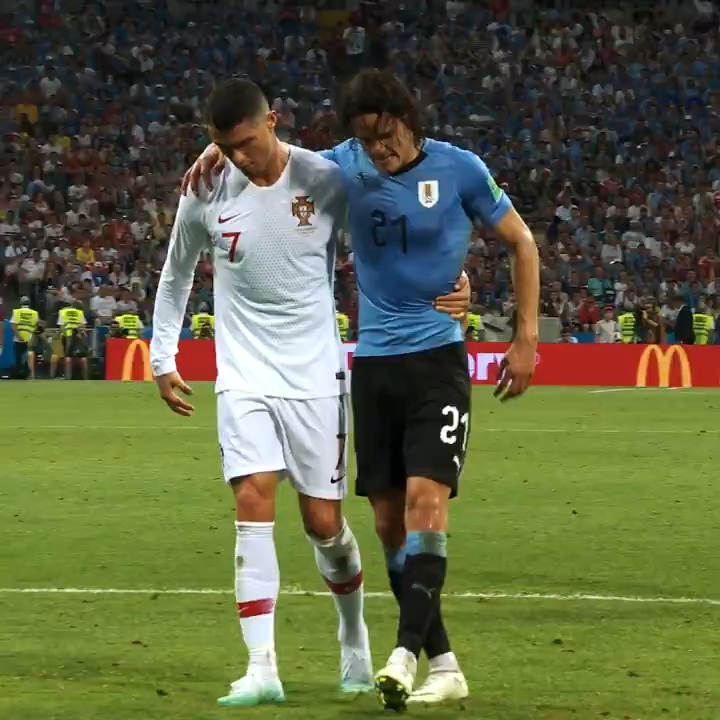 Exactamente esto tiene que hacer Cristiano Ronaldo con Cavani en Boca