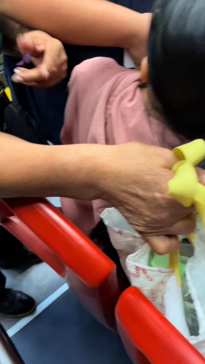 Camarón que se duerme, se queda sin asiento 😏 Mientras dos señoras discutían en el Metrobús por quién ganó el asiento, un joven se adelantó sin decir nada y se quedó con el lugar🪑💨