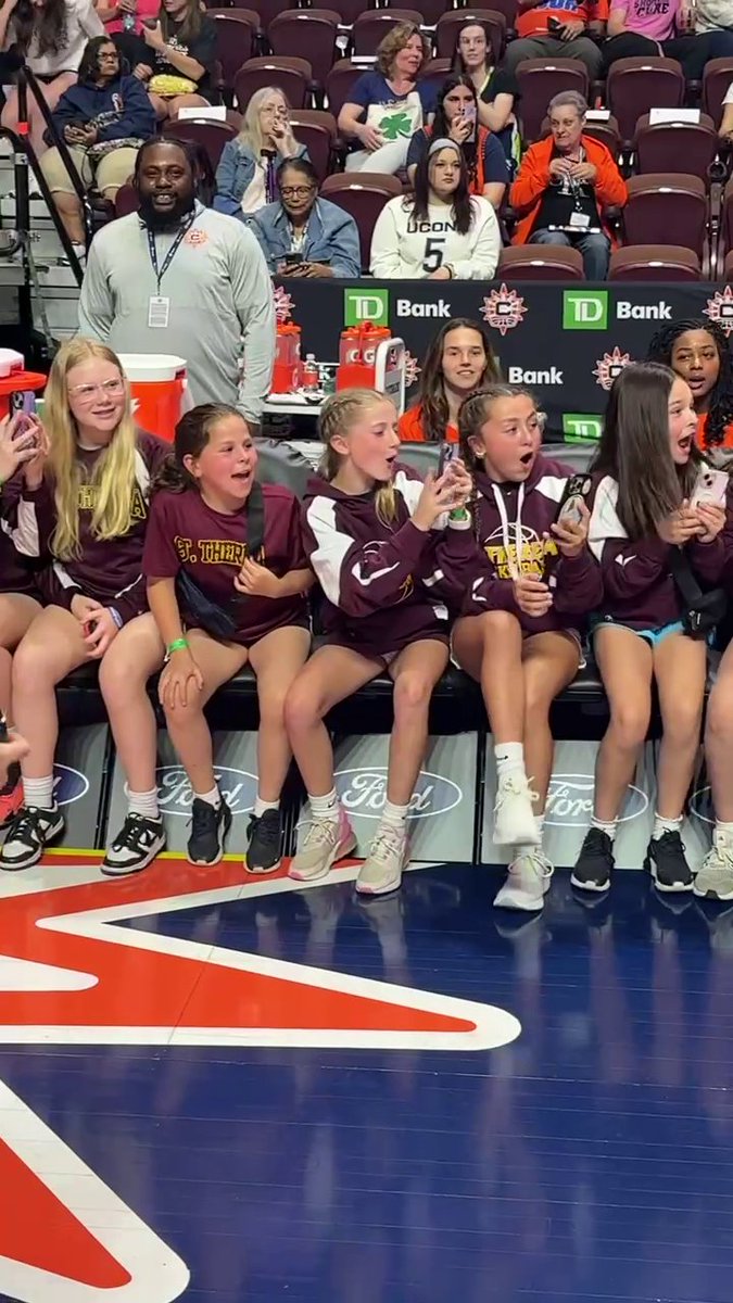Wait for the reactions at the end 🥹 Paige Bueckers made these young fans' night 🤩