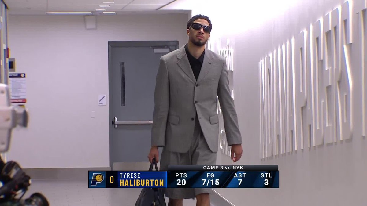 "That's how you come to work Shaq." 👜 Hali arrived to Game 4 in style and the Fellas are here for it 😂
