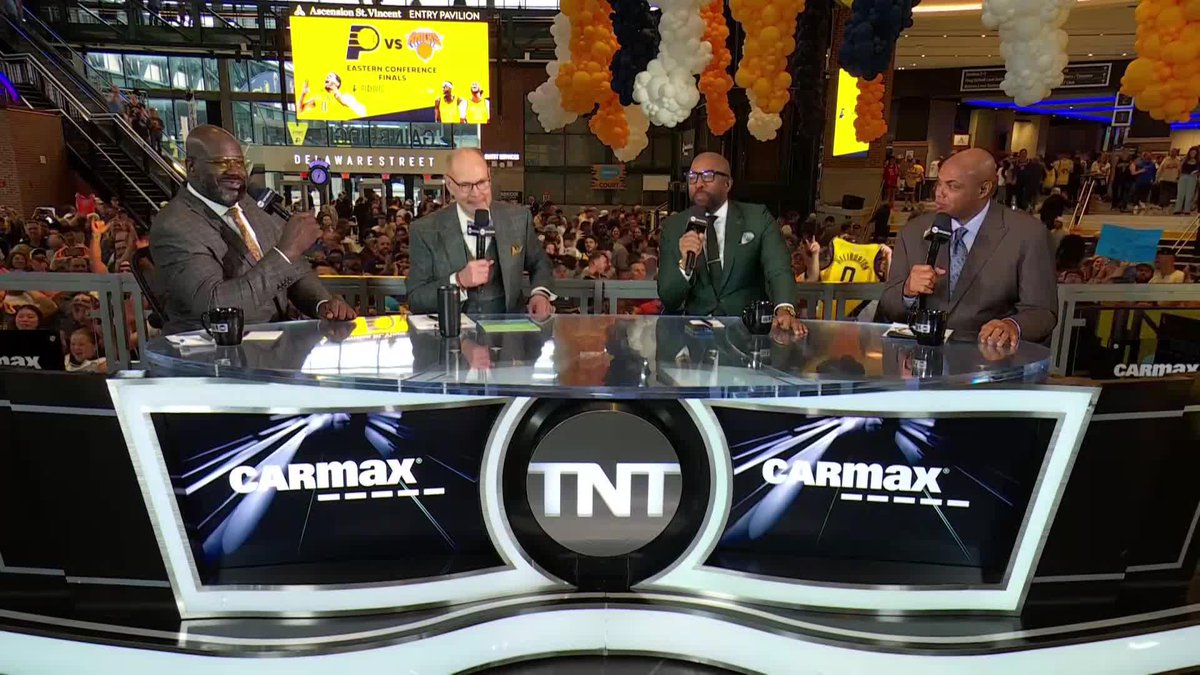 Shaq was waiting for Kenny's queue to start the show 🗣️😂
