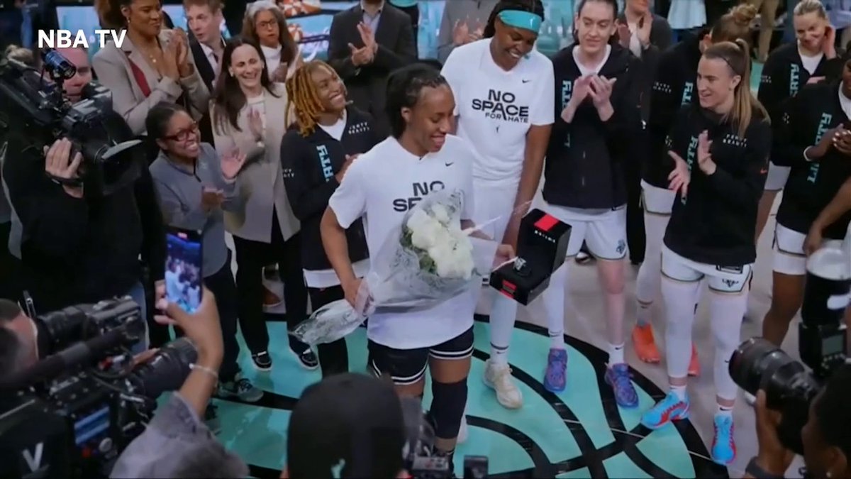 Kayla Thornton receives her WNBA championship ring in her return to New York 💍