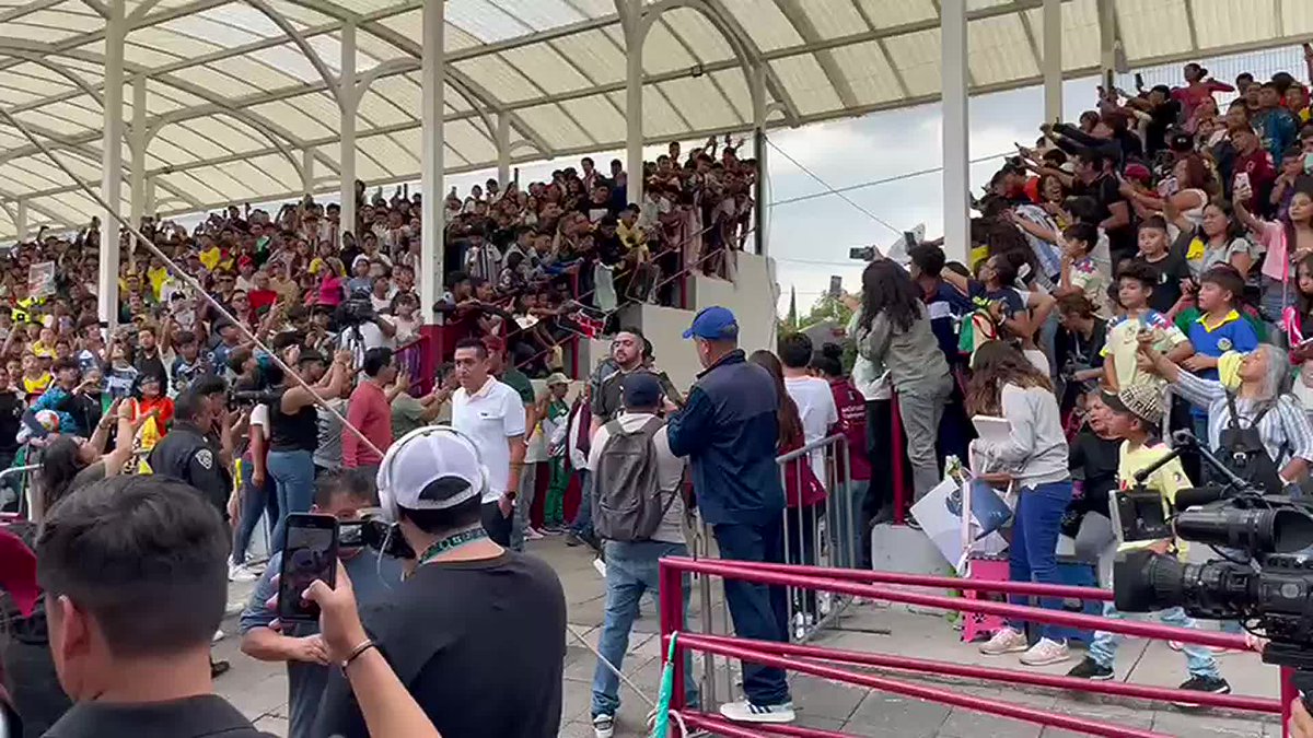 Edson Álvarez regresó a su natal Tlalnepantla y ahora el Deportivo donde jugaba de niño llevará su nombre, el Machín es un orgullo para todo México🇲🇽❤️🥹