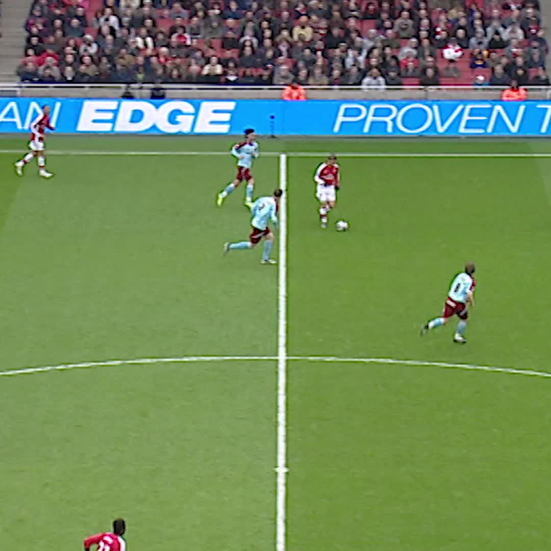 Carlos Vela metió 11 goles en el Arsenal y al menos 5 fueron picándola sobre el portero. Esos partidos de copa (especialmente Carling Cup) se le daban bien. Y por cierto, es el único mexicano que ha marcado hat-trick en el fútbol inglés.