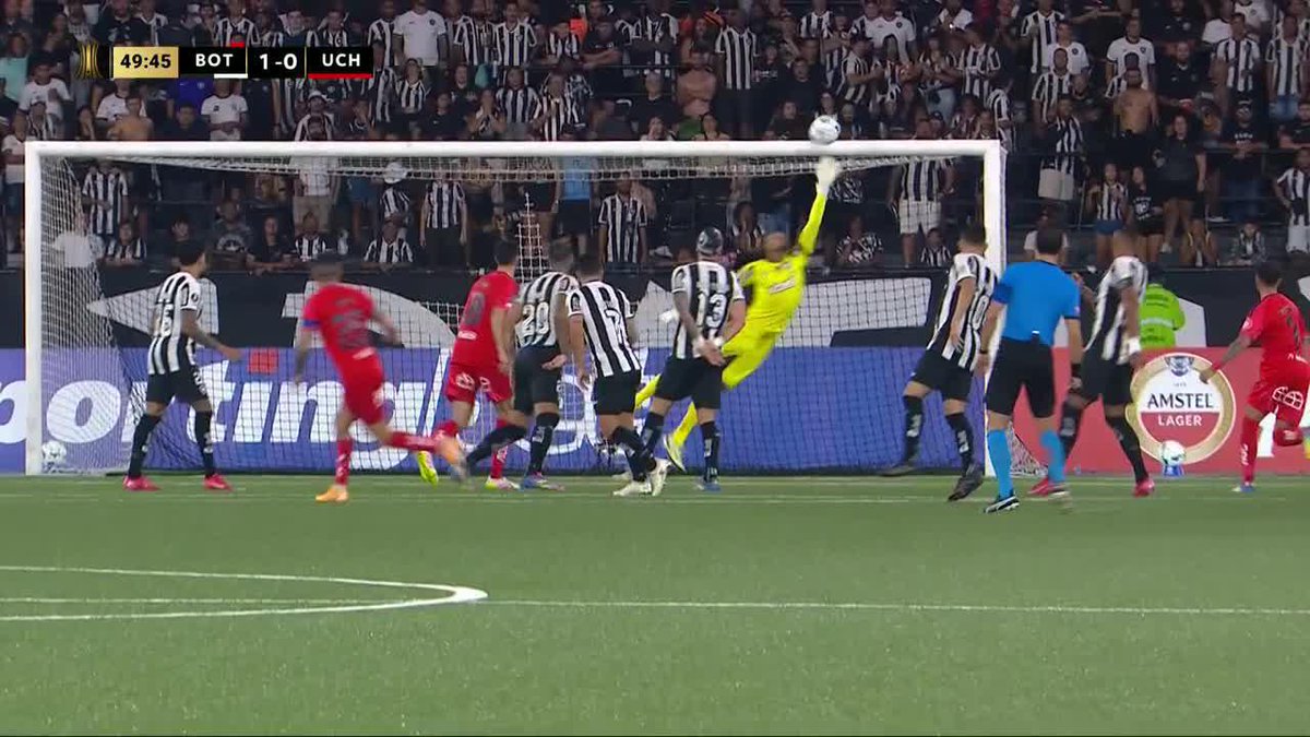 😱 ¡UHHHH...ERA UN GOLAZO DE CHARLES PARA LA U! 😱 El 'Príncipe' sacó un remate espectacular de fuera del área y el balón se estrelló en el travesaño para el alivio de Botafogo que se mantiene 1-0 arriba sobre #UdeChile por la CONMEBOL #Libertadores.