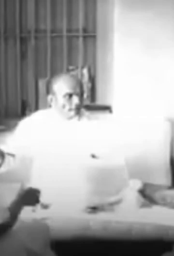 अखंड भारत के पक्षधर, महान क्रांतिकारी विनायक दामोदर सावरकर जन्म जयंती 28 मई वीर सावरकर को 1911 में उन्हें एक और आजन्म कारावास की सजा सुनाकर कालेपानी भेज दिया गया। इस प्रकार उन्हें दो जन्मों का कारावास मिला। वहाँ इनके बड़े भाई गणेश सावरकर भी बन्द थे। #VeerSavarkar #वीरसावरकर