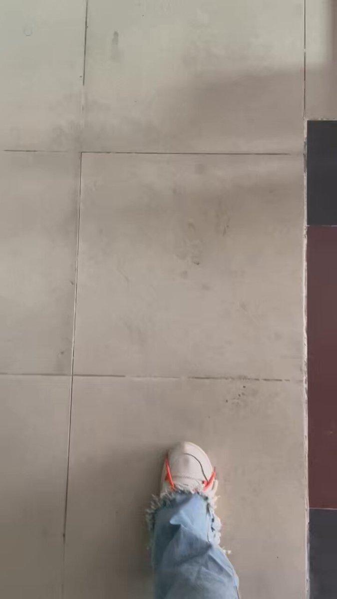 今日精虫上脑，大中午去物色新东西，去一个小姑娘家门口偷了一双她这几天一直在穿的鞋，38码的，幸亏穿了丝袜，硬挤挤进去了，不过还是能看到脚趾已经被勒的一点空间都没有了，穿着走回家，玩腻了再还回去好了，同好私聊 #扫楼 #打胶 #恋物 #射鞋