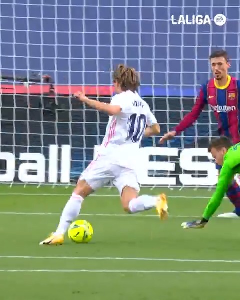 🍿 Ponte cómodo 𝗬 𝗗𝗜𝗦𝗙𝗥𝗨𝗧𝗔. 🌟⚽🤍 ¡Todos los goles de Luka Modrić en #LALIGAEASPORTS con el Real Madrid C.F.!
