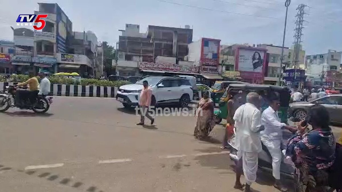 మంగళగిరి రూరల్ పోలీస్ స్టేషన్కు విచారణకు హాజరైన సజ్జల భార్గవ్ రెడ్డి వైసీపీ సోషల్ మీడియా కోఆర్డినేటర్ సజ్జన భార్గవ్ రెడ్డి లోకేష్ మరియు పవన్ కళ్యాణ్ పై సోషల్ మీడియాలో అనుచిత వ్యాఖ్యలు చేసినందుకు నోటీసులు జారీచేసిన మంగళగిరి రూరల్ పోలీసులు