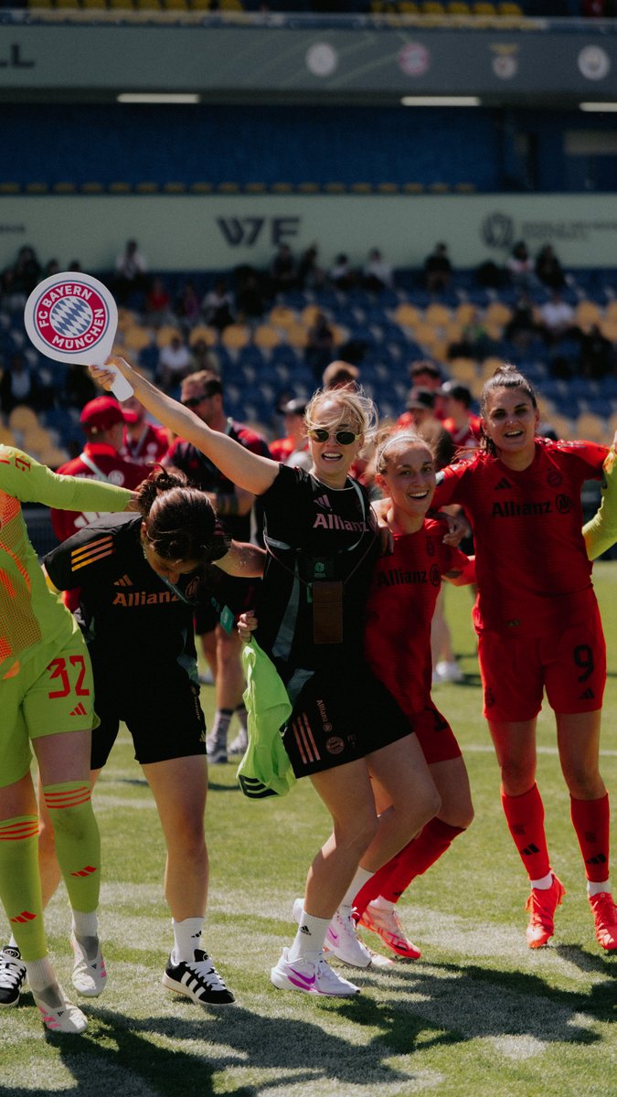 Als Siegerinnen rausgegangen und unfassbar viel Spaß gehabt! 😍 Wir nehmen euch mit hinter die Kulissen beim #WorldSevensFootball. Zum 𝐁𝐄𝐇𝐈𝐍𝐃 𝐓𝐇𝐄 𝐒𝐂𝐄𝐍𝐄𝐒 in voller Länge: #FCBayern #MiaSanMia