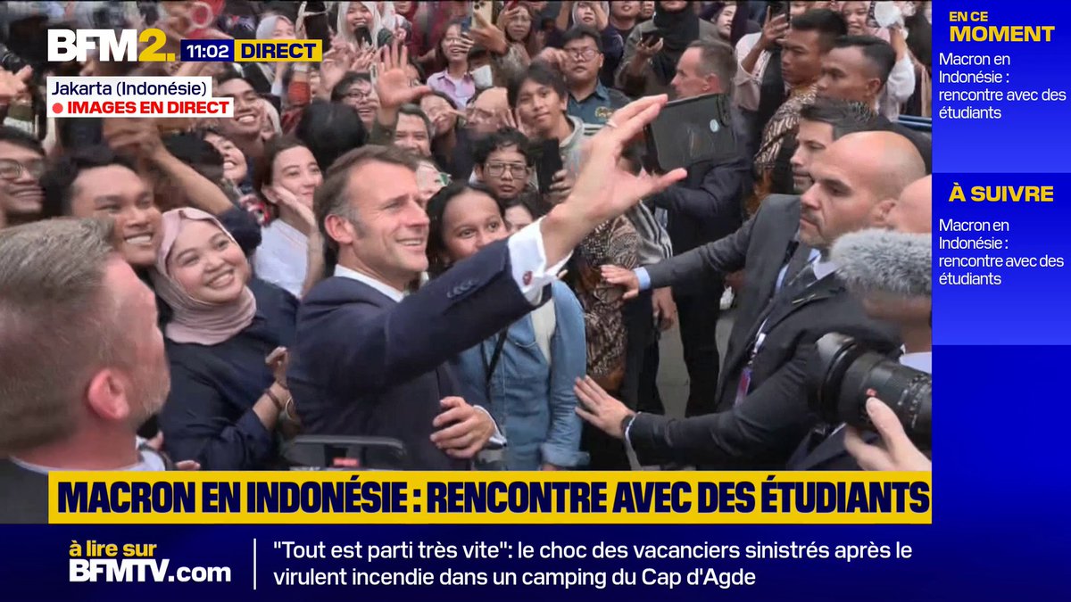 Incroyable 😻 Emmanuel Macron avec des étudiants en Indonésie ! Ce n’est plus un accueil c’est un triomphe ! Quelle fierté ! #indonesie