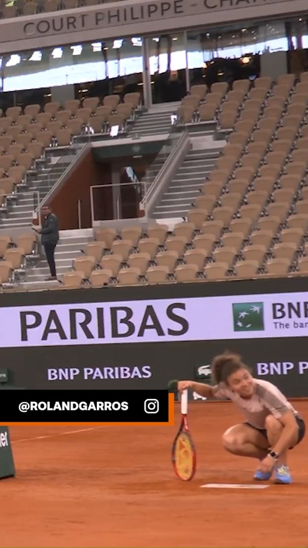 Lo de Paolini y la placa de Nadal en la Chatrier 🧡 Se cruzó la pista antes de su partido frente a Tomljanovic para tocarla y contemplarla #RolandGarros