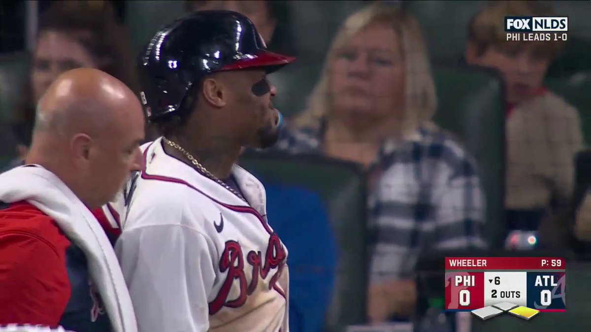 chat was THIS intentional and should we blow harper’s elbow into pieces⁉️🤔
