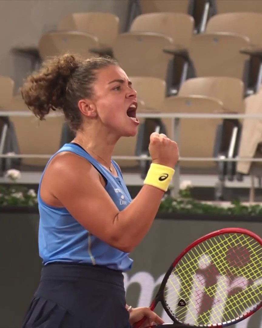 JAS NON MOLLA MAI 🫀 Il punto più bello della partita è anche quello che vale il primo set a Paolini: infila Tomljanovic con una diagonale di rovescio potente e precisa ⚡⚡⚡ #Paolini #EurosportTennis #RolandGarros