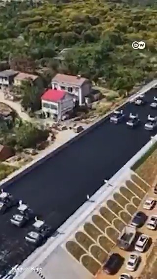 完全不用人工!AI在中国指挥机器修路🛣️ 中国的人工智能应用水平和基建能力全球领先。一条完全由AI驾驭机器修建的高速公路展示了人工智能将如何推动建筑业革命。