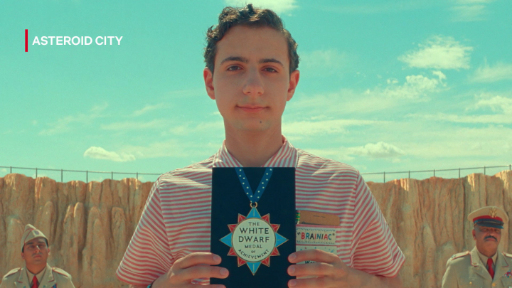 โMemanggil para fans-nya Wes Andersonโ Tentang kota kecil di gurun, anak-anak jenius, dan sebuah kejadian absurd, film Asteroid City udah tayang di Netflix.