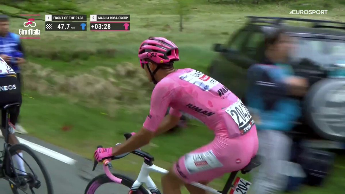 𝗗𝗜𝗡𝗔𝗠𝗜𝗧𝗔 𝗖𝗔𝗥𝗔𝗣𝗔𝗭 🧨🧨🧨 El ecuatoriano enciende la locomotora en el Mortirolo y pone en jaque al líder Del Toro. El rosa, en juego. #GirodItalia