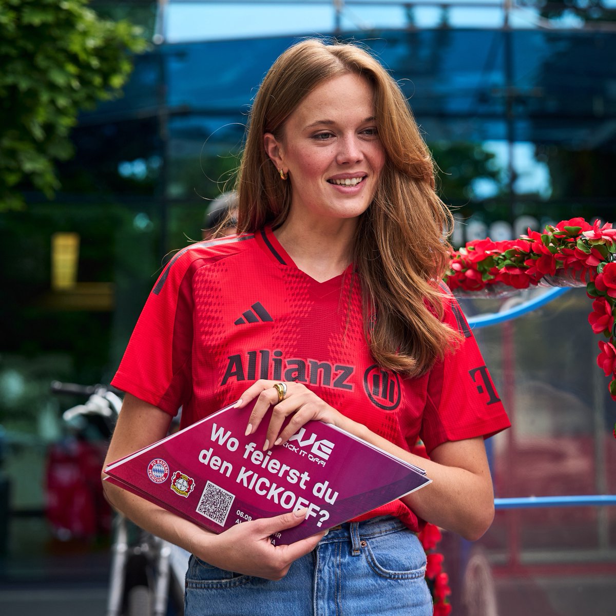 Wo feierst du den 𝑲𝑰𝑪𝑲𝑶𝑭𝑭? 🔴⚪ Wir waren mit Pia Riegel auf einer Mission in München unterwegs. 👀 QR scannen, Ticket sichern - wir sehen uns am 06.09. beim #DieLiga Eröffnungsspiel in der Allianz Arena. 😍 🎟️ #FCBayern #MiaSanMia #together