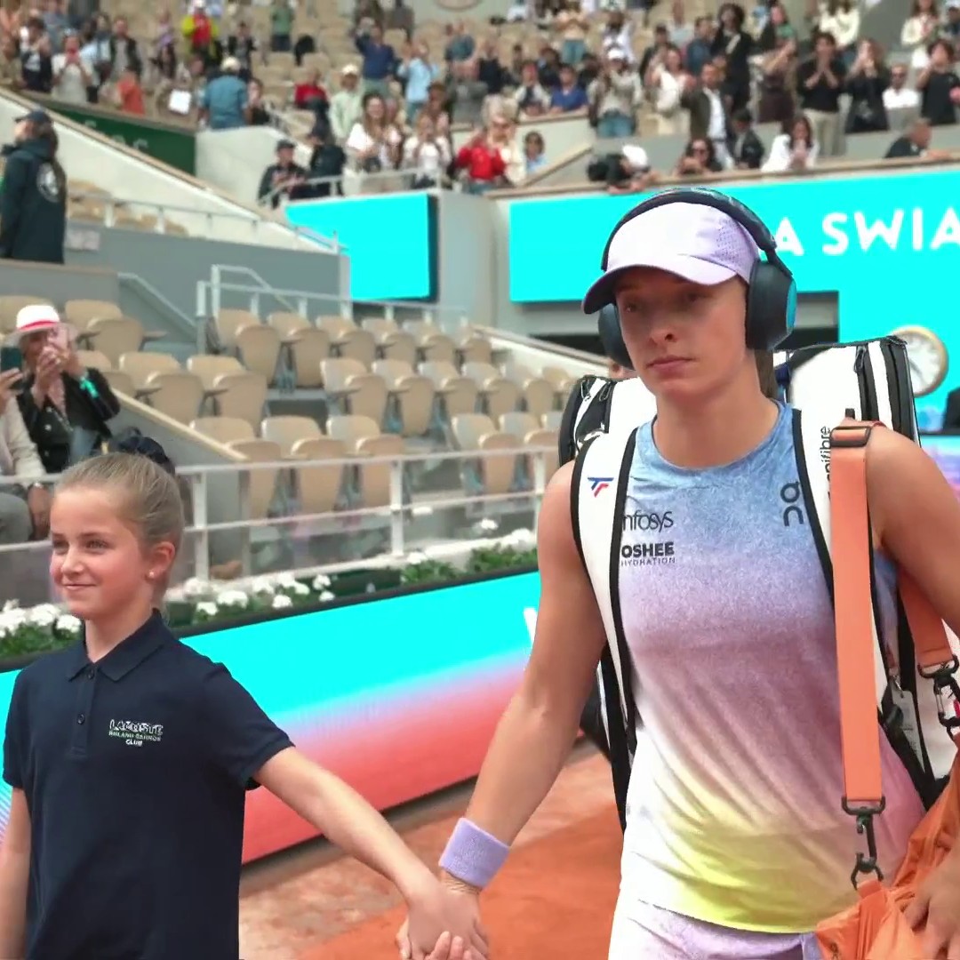Emma Raducanu and Iga Swiatek Walk Out on Court Philippe-Chatrier for Their Second-Round Showdown at #RolandGarros ๐ซ๐ท๐พ