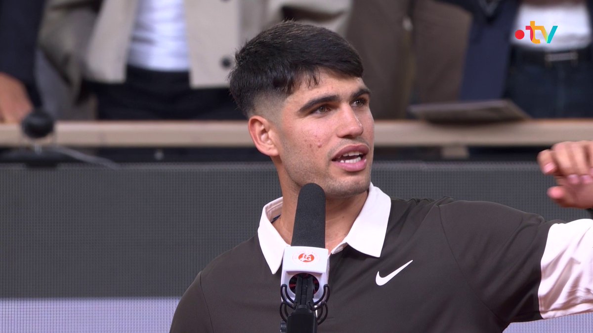 #RolandGarros | | 🎙️ "POPOPOPOPOPOPOPOLOLOLO !" 🎶 Carlos Alcaraz a lancé le chant signature du public français après sa qualification au troisième tour ! 📺 Suivez les directs :