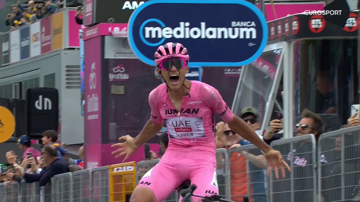 ๐๐๐ฬ, ๐๐๐ฬ ๐ ๐๐๐ฬ ๐ Isaac del Toro saca el capote en Bormio, gana con una demostraciรณn portentosa y mete 10 segundos a Carapaz en la lucha por la Maglia Rosa. ๐ด Lo has visto en Eurosport.es y HBO Max Espaรฑa ๐. #GirodItalia