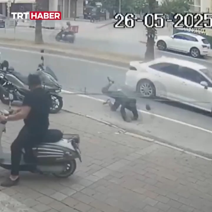 Omzunda taşıdığı borulara otomobil çarptı, kendini yerde buldu. 📍Antalya