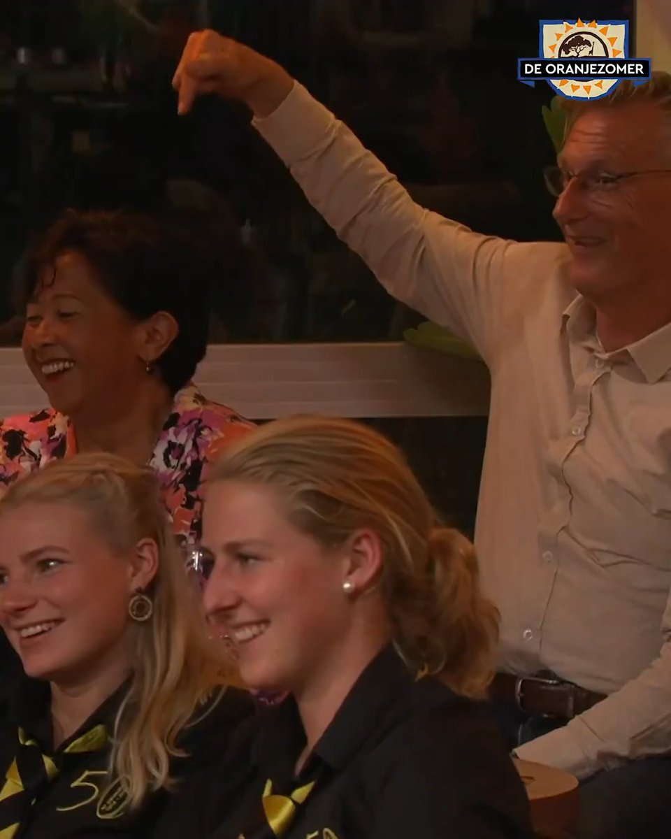 Johnny de Mol vraagt publiek in De Oranjezomer-studio: 'Wie kijkt er weleens porno?' 😳 #deoranjezomer