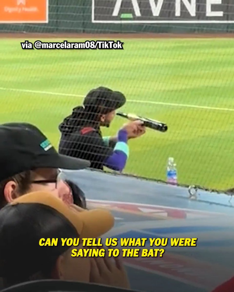 talk ✍️ to ✍️ your ✍️ bat ✍️ Ketel Marte has an unconventional way to speak hits into existence 😂 (📹: marcelaram08/TikTok)