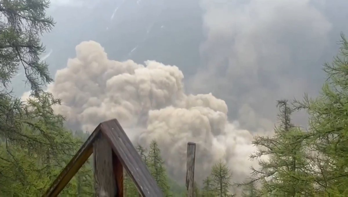 ⛰️ Dans le Valais suisse, un glacier s'est effondré sur le village de Blatten ce mercredi ! Il avait été évacué il y a 9 jours. (© Pomona Media)