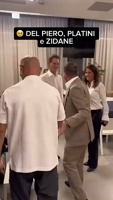 🥹 L’ABBRACCIO di DEL PIERO con PLATINI e ZIDANE. Che giocatori ragazzi che abbiamo avuto, vederli tutti insieme fa un certo effetto. Magari Del Piero Zidane e Platini potrebbero rendersi utili come Dirigenti della nuova Juventus, di: @portalebianconeroofficial.