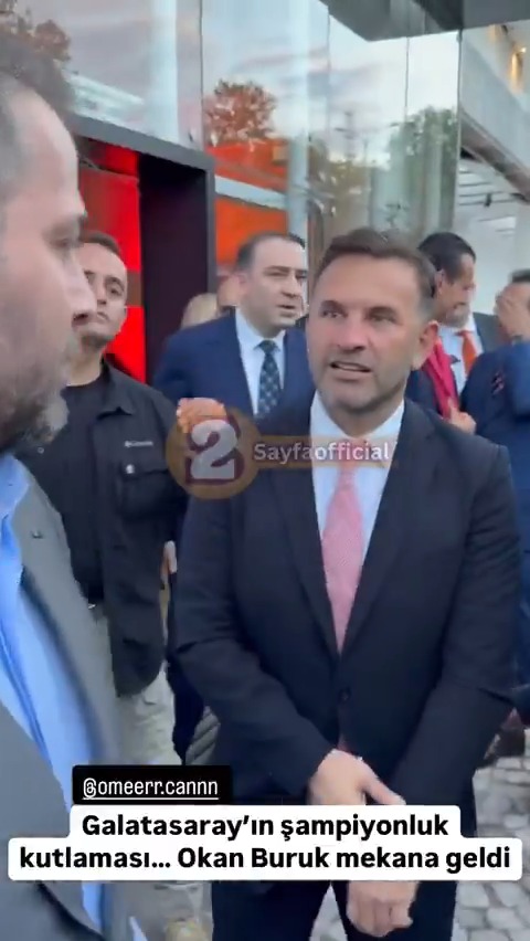Okan Buruk, GSYİAD'ın şampiyonluk kutlamalarına takım elbiseyle katıldı.