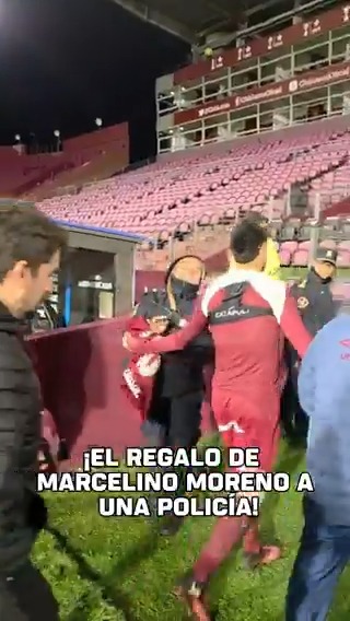 ¿EL MEJOR CUMPLEAÑOS DE SU VIDA? Esta policía estaba de festejo y se llevó de regalo la camiseta de Marcelino Moreno, tras el empate 2-2 de Lanús contra Puerto Cabello en la #Sudamericana. ¡GRAN GESTO! 👏
