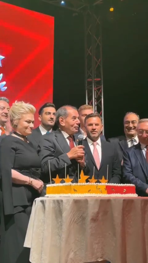 GSYİAD'ın şampiyonluk kutlamalarında 5 yıldızlı pasta kesildi.