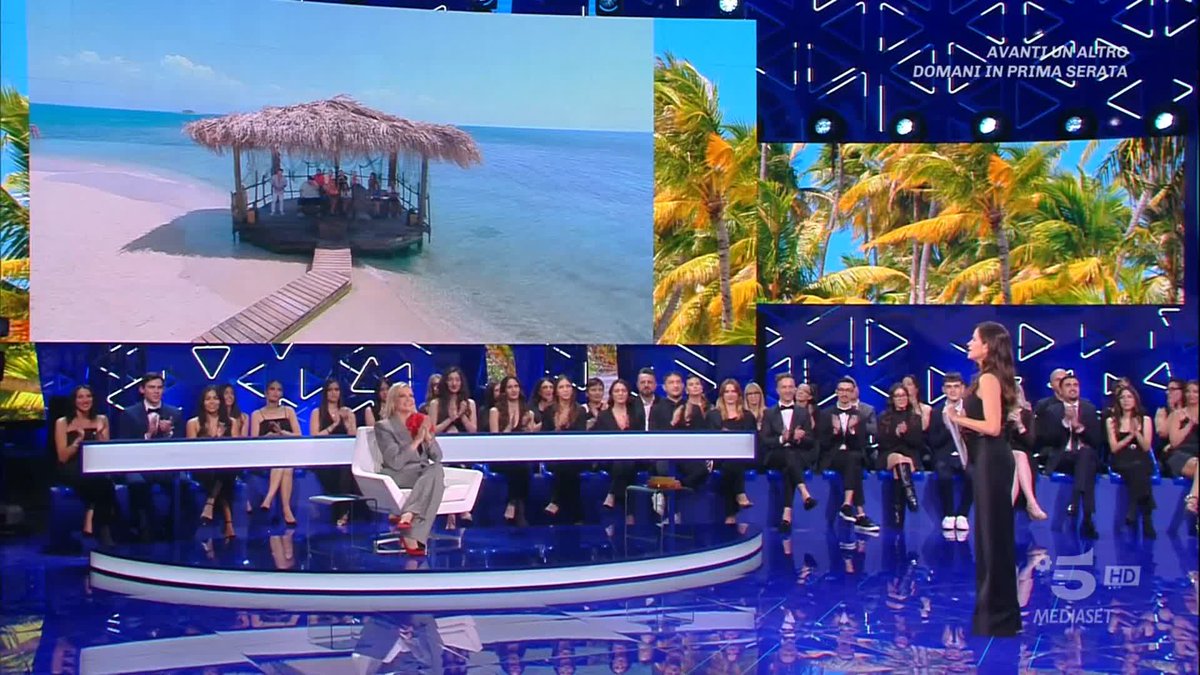 Il pubblico ricambia il saluto di Pierpaolo con un calorosissimo applauso 👏❤️ #Isola
