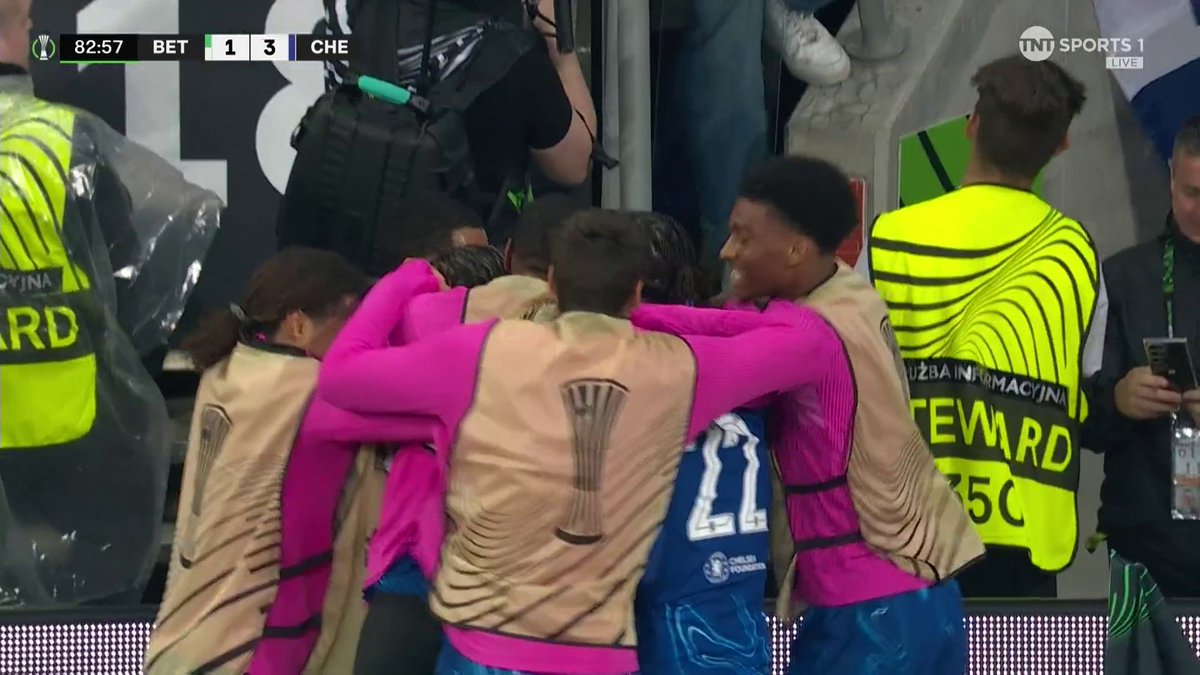 TAKE A BOW JADON SANCHO 🤩 What a finish from the on-loan winger, as he cuts inside and fires expertly into the far corner to give Chelsea a 2-goal lead - is that the game for the Blues...? 🏆 📺 TNT Sports &amp; discovery+ UK
