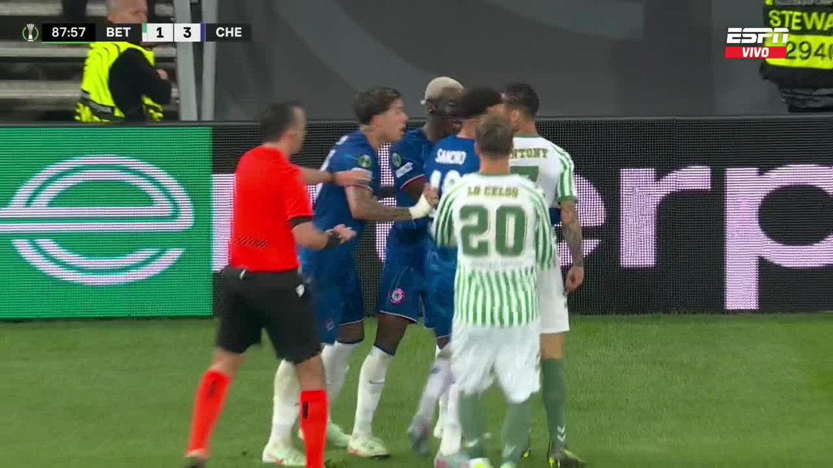 "Antony" Porque se quiso cagar a piñas con Enzo Fernández en el partido del Betis ante el Chelsea por la Conference League. Enloqueció completamente, se re contra calentó el brazuca hijo de re mil puta.