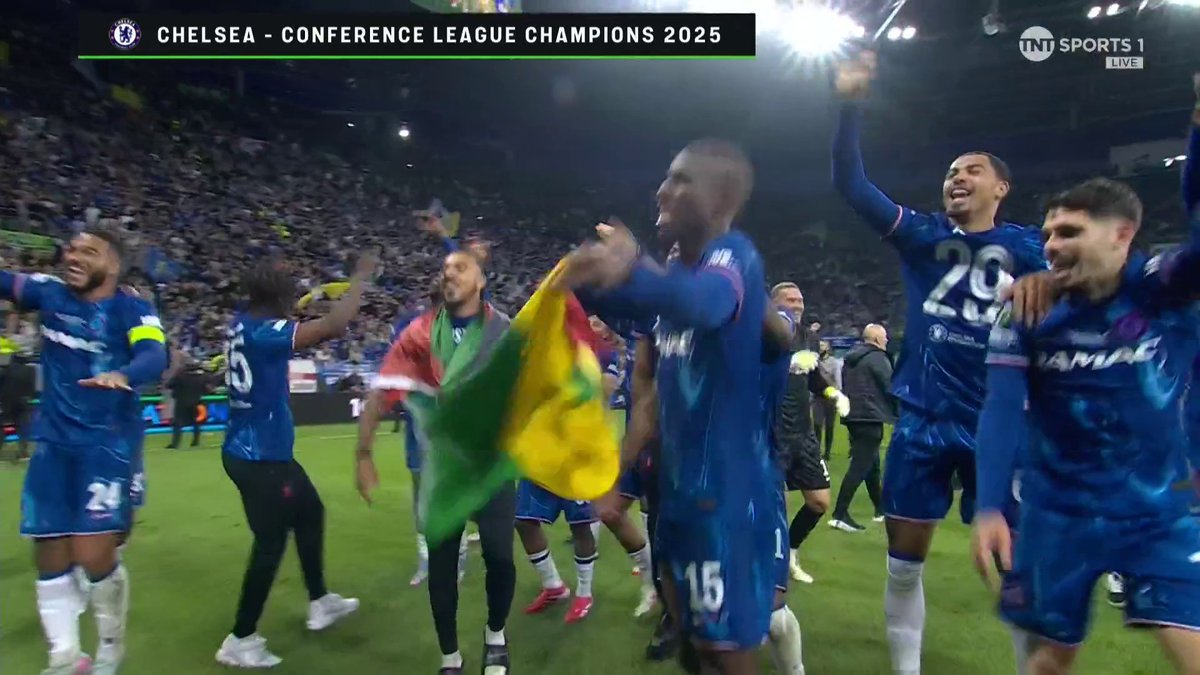 THOSE CELEBRATION SCENES 😍 The UEFA Conference League winners, Chelsea, celebrating with their fans 🎶