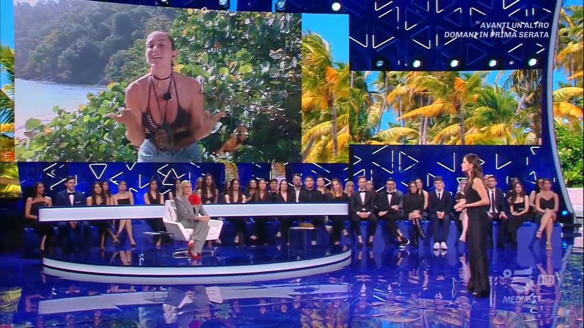 Ma Teresanna che torna indietro per chiedere se il Napoli ha vinto lo scudetto? 💙 #Isola