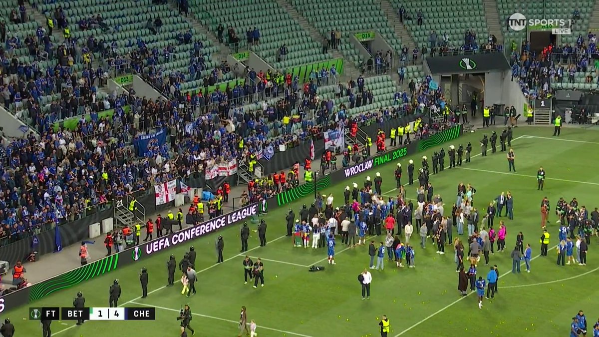 "He's on there somewhere" 🤣 The scenes of Chelsea players, staff and fans in Poland, and Joe Cole's son is lost in the middle of it 🤣