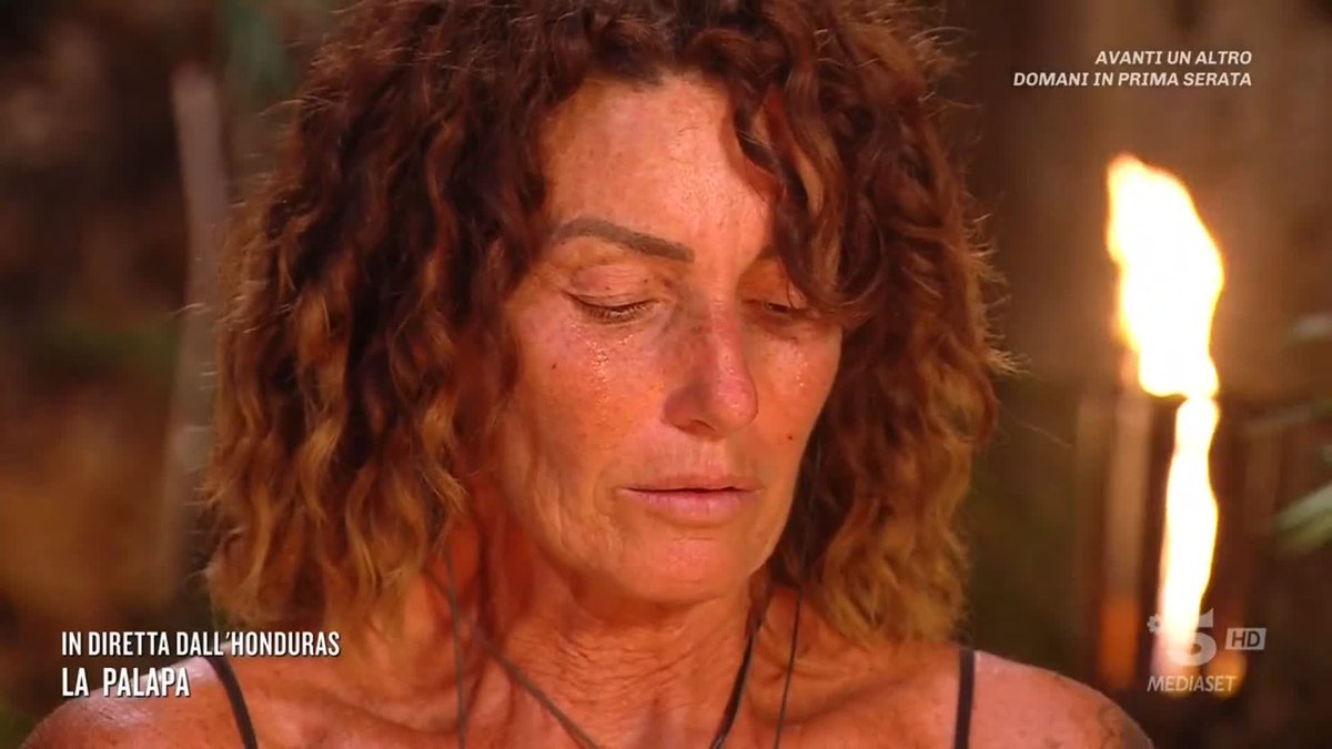 "I sentimenti mi rendono fragile e mi fanno perdere le difese che mi fanno affrontare la vita" L'#Isola mette a dura prova la corazza di Cristina.